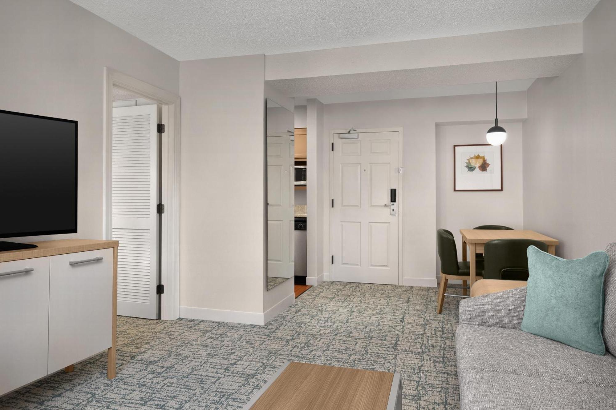 One-Bedroom Queen Suite Non-Smoking